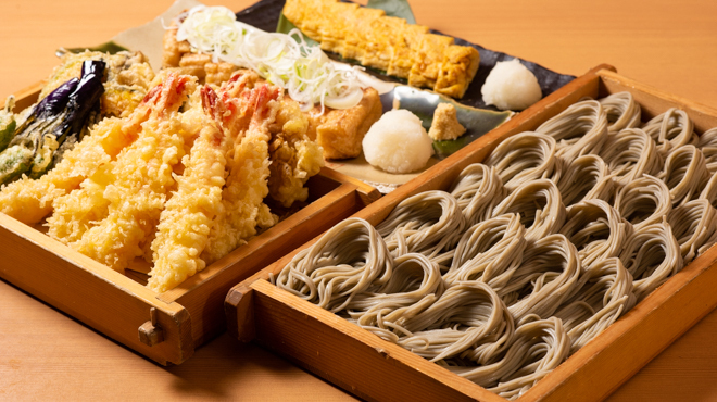 新潟名物 布のり蕎麦とおいしい酒菜 きなせや. - 料理写真:へぎそば箱、栃尾油揚げ、卵焼き、天ぷら盛り合わせ