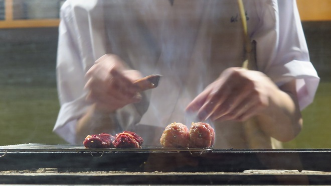 晩鶏 - 料理写真:マジシャンのように、繊細に焼き上げる焼き手の方