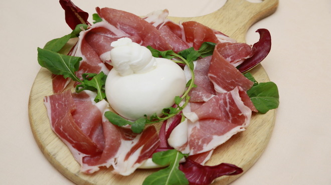 エリオ・ロカンダ・イタリアーナ - 料理写真:Fattoria Bioのブッラータとパルマ産生ハム