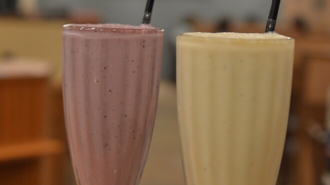 カフェ ダウニー - ドリンク写真:右：ベリーバナナミルク左：ハニーバナナミルク