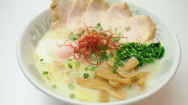 Kikyouya Kuromitsuan - 料理写真:山梨銘柄鶏の信玄鶏の鶏チャーシューをトッピングした、鶏白湯ラーメン。さっぱりとした味わいで女性にも人気です。