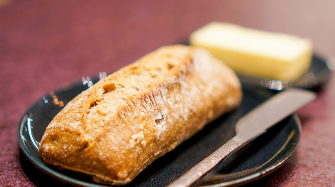 ルイーズ - 料理写真:雑穀パン バター、塩