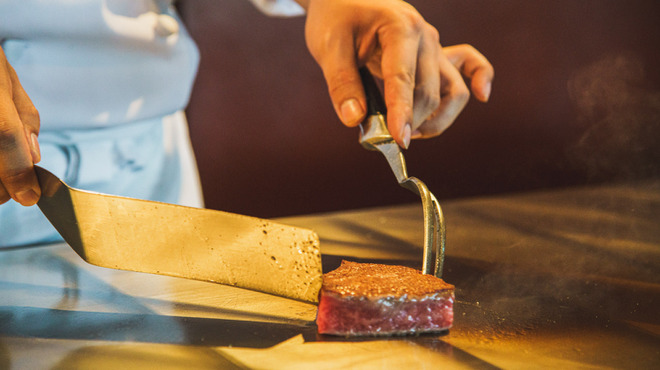 イトウ ダイニング バイ ノブ - 料理写真:お客様の目の前で調理いたします。