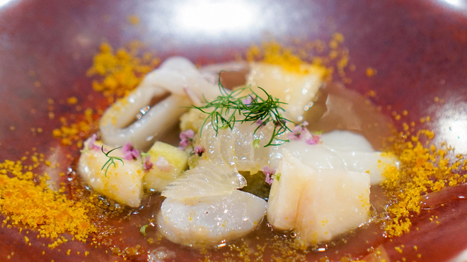 ピアット ディ テアトロ ヒビ - 料理写真:賀茂茄子、 平貝、 イカ、 淡路島の玉ねぎのピューレ、 白桃、 カラスミ
