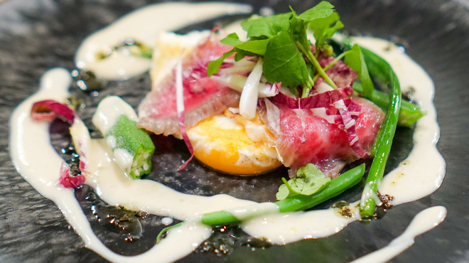 ピアット ディ テアトロ ヒビ - 料理写真:名古屋コーチンの目玉焼き、 自家製ブレザオラ、 夏野菜、 自家製トリュフオイル、 バーニャカウダソース