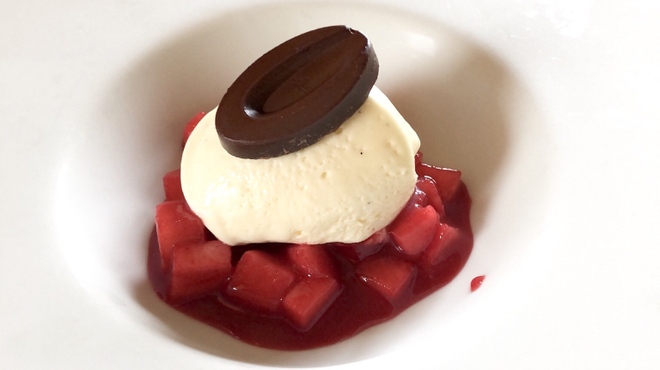 ＢＩＳＴＲＯ Ｂｏｎｎｅ－ｃｈｅｒｅ - 料理写真:角切り桃のフランボワーズソース和え･マスカルポーネ
  ムース