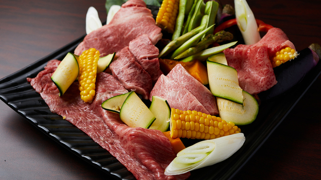 焼肉 はたがや - 料理写真:和牛厳選盛りと季節の野菜盛り