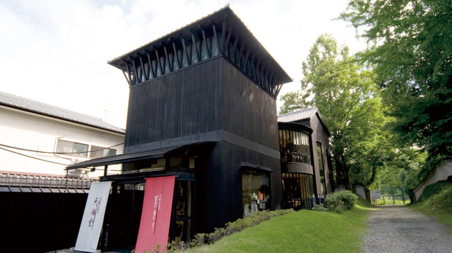 吉野本葛 天極堂 - 外観写真:賑やかな大通りから少し外れており、四季折々の風景が楽しめる落ち着いたお店です。