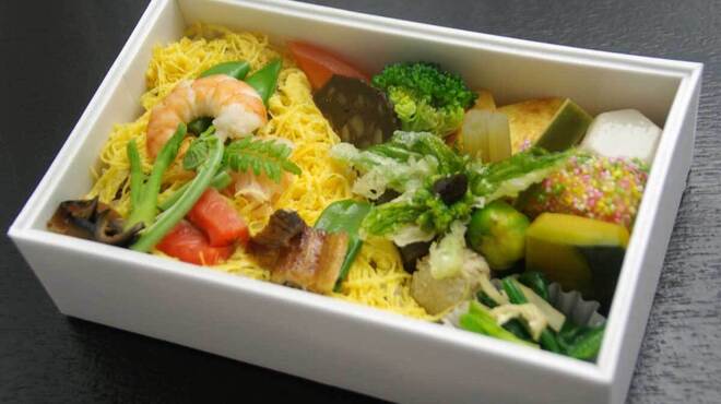 割烹竹万 - 料理写真:一段弁当（ちらし寿司）