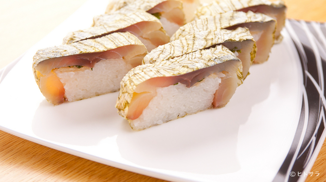 粋人 - 料理写真:しめ鯖が苦手な人でも食べられる名物『こだわりの鯖寿司』