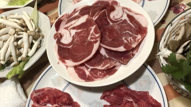 喜運来 - 料理写真:牛肉　ラム肉　豚肉　