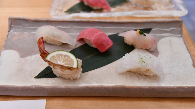 鮨割烹やま中 - 料理写真:上にぎり１皿目