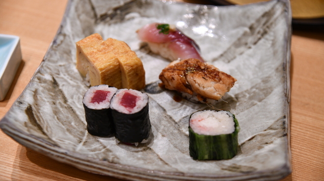 鮨割烹やま中 - 料理写真:上にぎり二皿目