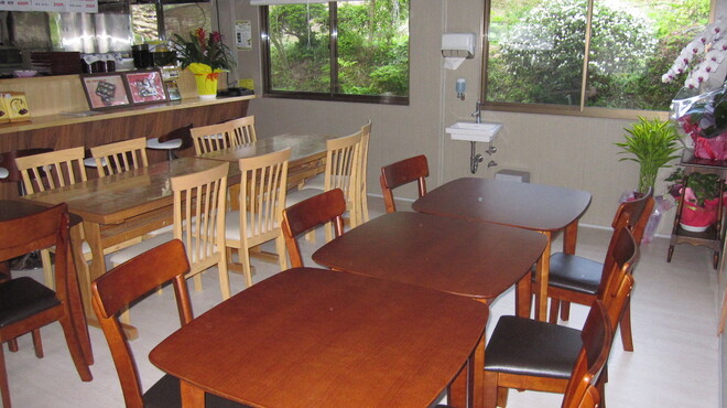 夢乃風 - 内観写真:四方窓ガラスの明るいお店です。