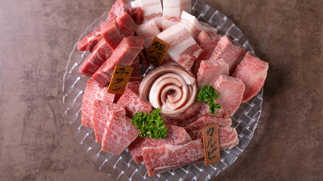 肉バルmoTTon - メイン写真: