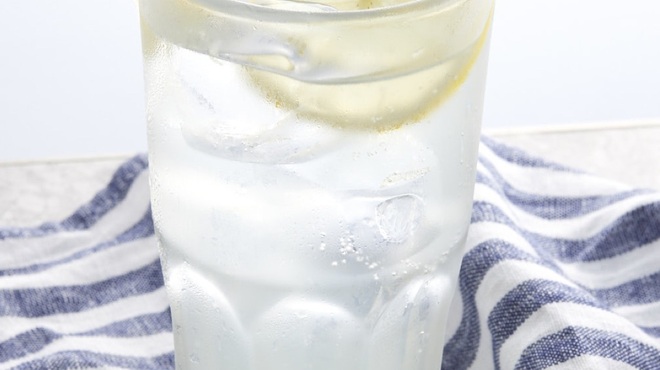 or - ドリンク写真:自家製レモネードサワー(バータイム限定)。No Wax、No防腐剤のレモンを使用。