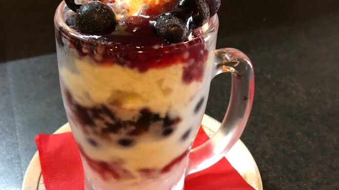 タージ ・ベンガル - ドリンク写真:インドパフェ　ファルーダ　　素麺みたいなバミセリ・タピオカ・バジルシード・アイスなど入った不思議なデザート（期間限定）