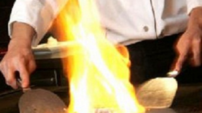 麻布十番 鉄板焼 楼漫亭 - 内観写真:食材にあわせて焼き上げるさまは目と鼻と耳、そして味覚。五感すべてでお楽しみいただけます。