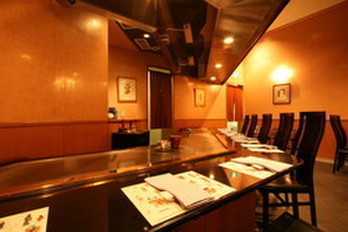 ステーキハウス ハマ - 内観写真:ビジネスランチに最適。落ち着いた雰囲気の店内。