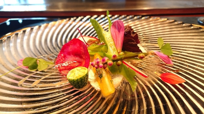 阿蘇迎賓館 縷々 - 料理写真:①前菜「天草産ヒラメと阿蘇産山村産有機野菜と花びらのカルパッチョ」