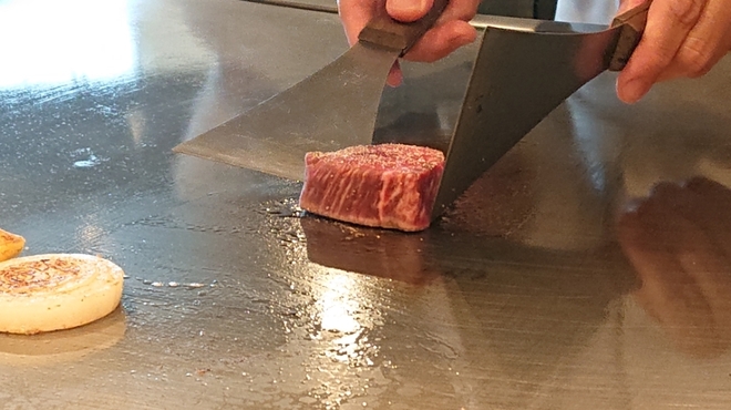 阿蘇迎賓館 縷々 - 料理写真:鉄板焼きの様子