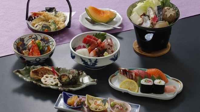 濱寿司 - 料理写真:4400円「ホウセンカ」お鍋がついたこの時期にはピッタリのコースです。