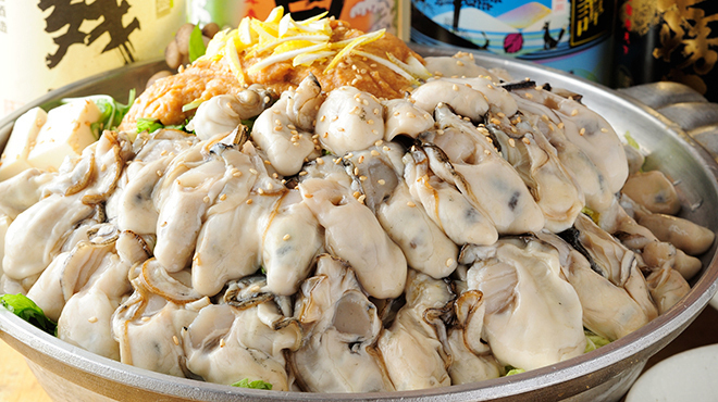 立呑み処 まるや - 料理写真:名物‼生牡蠣たっぷり味噌鍋（4人前）