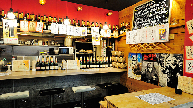 立呑み処 まるや - 内観写真:カウンターとテーブル席1