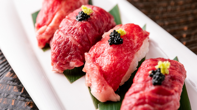 肉もつ屋 神坊 - 料理写真:「認定生食用食肉取扱者等設置施設」和牛　肉すし　