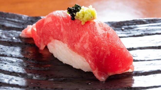 肉もつ屋 神坊 - 料理写真:認定生食用食「肉取扱者等設置施設」和牛　肉すし