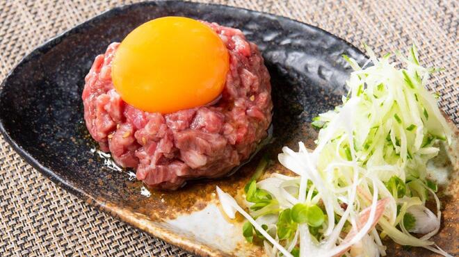 肉もつ屋 神坊 - 料理写真:「認定生食用食肉取扱者等設置施設」和牛ユッケ
