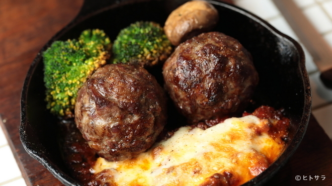 World Meatball Classic - 料理写真:1個85gの大サイズ！　あふれる肉汁がたまらない『WMCプレミアムミートボール』