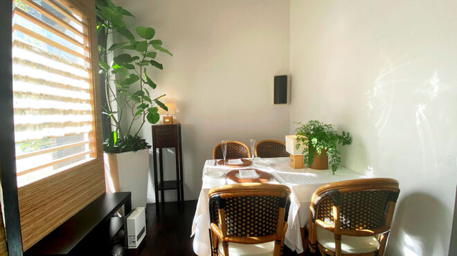 デュ・ヴァン・ハッシシ - 内観写真:ランチタイムは開放的な雰囲気の中で