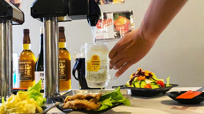 品川バードマン - ドリンク写真:テーブル上でそそぐ卓上ハイボール飲放題1時間