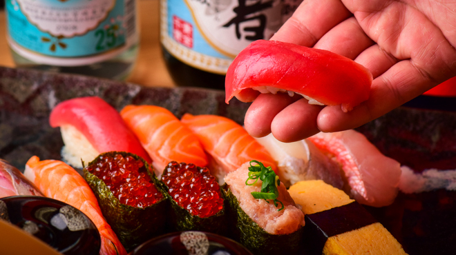 Taishuusakaba Sushisumibi - 料理写真:寿司を握っている手元とそばに寿司が並んでいる皿