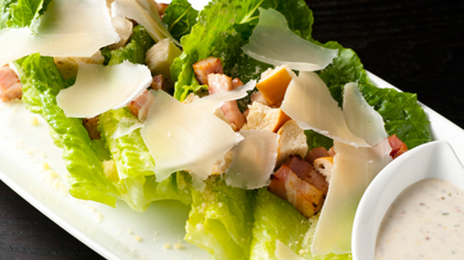 R restaurant & bar - 料理写真:サラダの定番「シーザーサラダ」も。新鮮な野菜とカリカリベーコンにオリジナルドレッシングを。