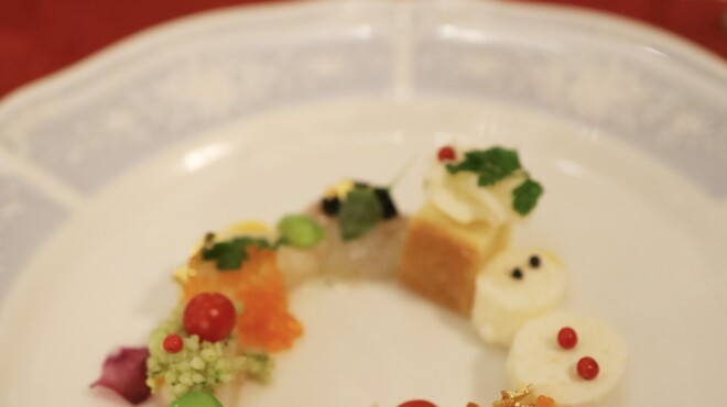 メインダイニングルーム - 料理写真:クリスマスリースをかたどった前菜