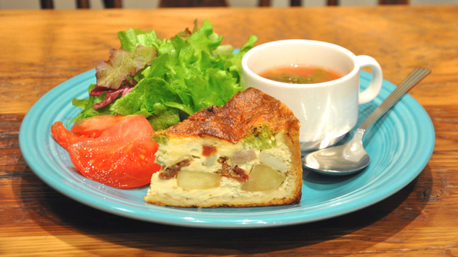 GRANNY SMITH  APPLE PIE & COFFEE - 料理写真:チキン＆ドライトマトのキッシュプレート