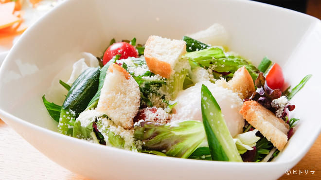En - 料理写真:それぞれの野菜の旨みがしっかりと主張してくる『シーザーサラダ』