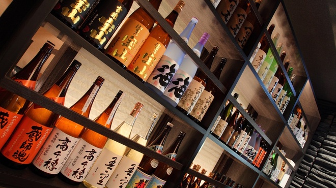 くろべ - ドリンク写真:あなたにぴったりの「ひとしな」を見つけて頂くために、くろべでは全国から選りすぐりの焼酎を揃えました。もちろん、富山の地酒をはじめビールやワイン・酎ハイ等も豊富にご用意。心地よいひと時を、お気に入りのお酒とお楽しみください。