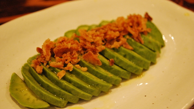 TAKOBIVA - 料理写真:薄めにスライスしたアボカドに岩塩とオリーブオイルで味付け。 フライドオニオンとの相性も抜群です。
