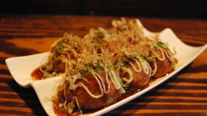 TAKOBIVA - 料理写真:かつおだしを効かせた生地に南河内名物「あぶらかす（牛のホルモンを素揚げし、うまみを凝縮したコラーゲンたっぷりの珍味）」を使用しているため、深みのあるコクが自慢のたこやきです。