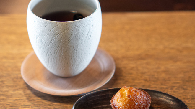 oasi - 料理写真:あんこのフィナンシェ、自家製の黒豆茶