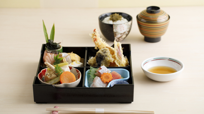 ジョウハナーレ - 料理写真:季節の松花堂御膳