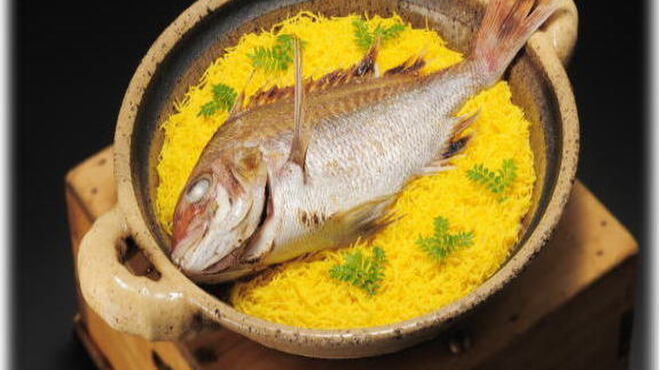 割烹竹万 - 料理写真:お祝いの定番！自慢の鯛ご飯