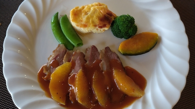 ビストロ ヴァンルージュ - 料理写真:鴨のロティ オレンジ添え