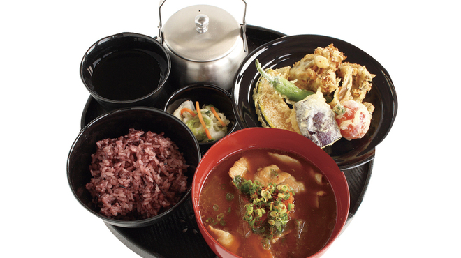 24/7 cafe apartment - 料理写真:具だくさん豚汁