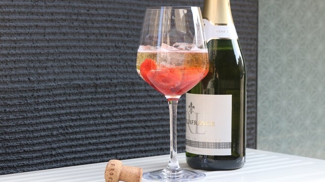 金沢炭火焼イタリアン ケムリとカオリ - ドリンク写真:イチゴとスパークリングワイン