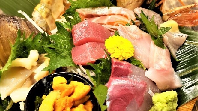 北海道ダイニング 小樽食堂 - 料理写真:特上刺身盛り～大漁盛り 七種　新鮮！旨い！魚介・季節の魚を盛り込んだお値打ちの『桶』\2,200(二人前)