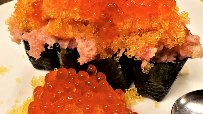 北海道ダイニング 小樽食堂 - 料理写真:ド・カ・盛り！小樽軍艦　このボリュームはまさに海鮮祭り\1,309